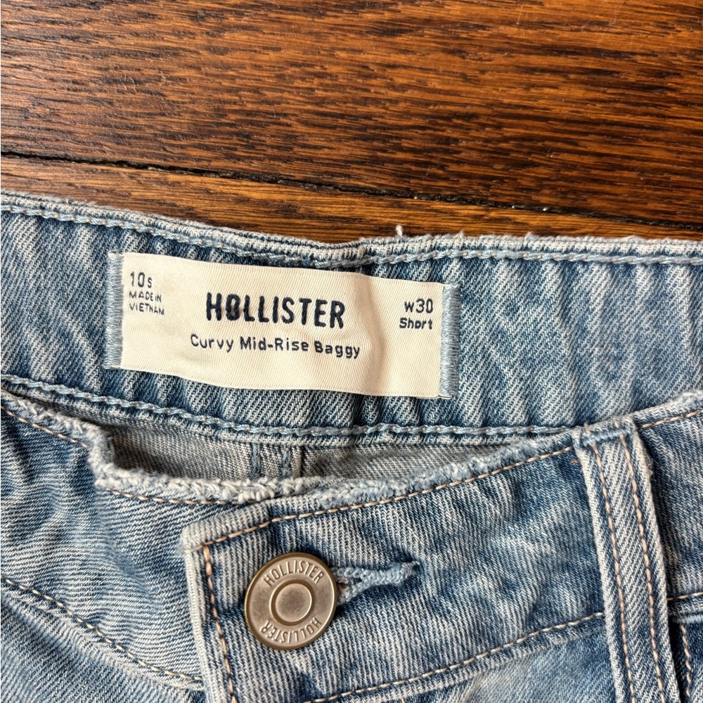 Hollister Curvy Mid-Rise Baggy Jeans in Light Blue Denim - Picture 3 of 4